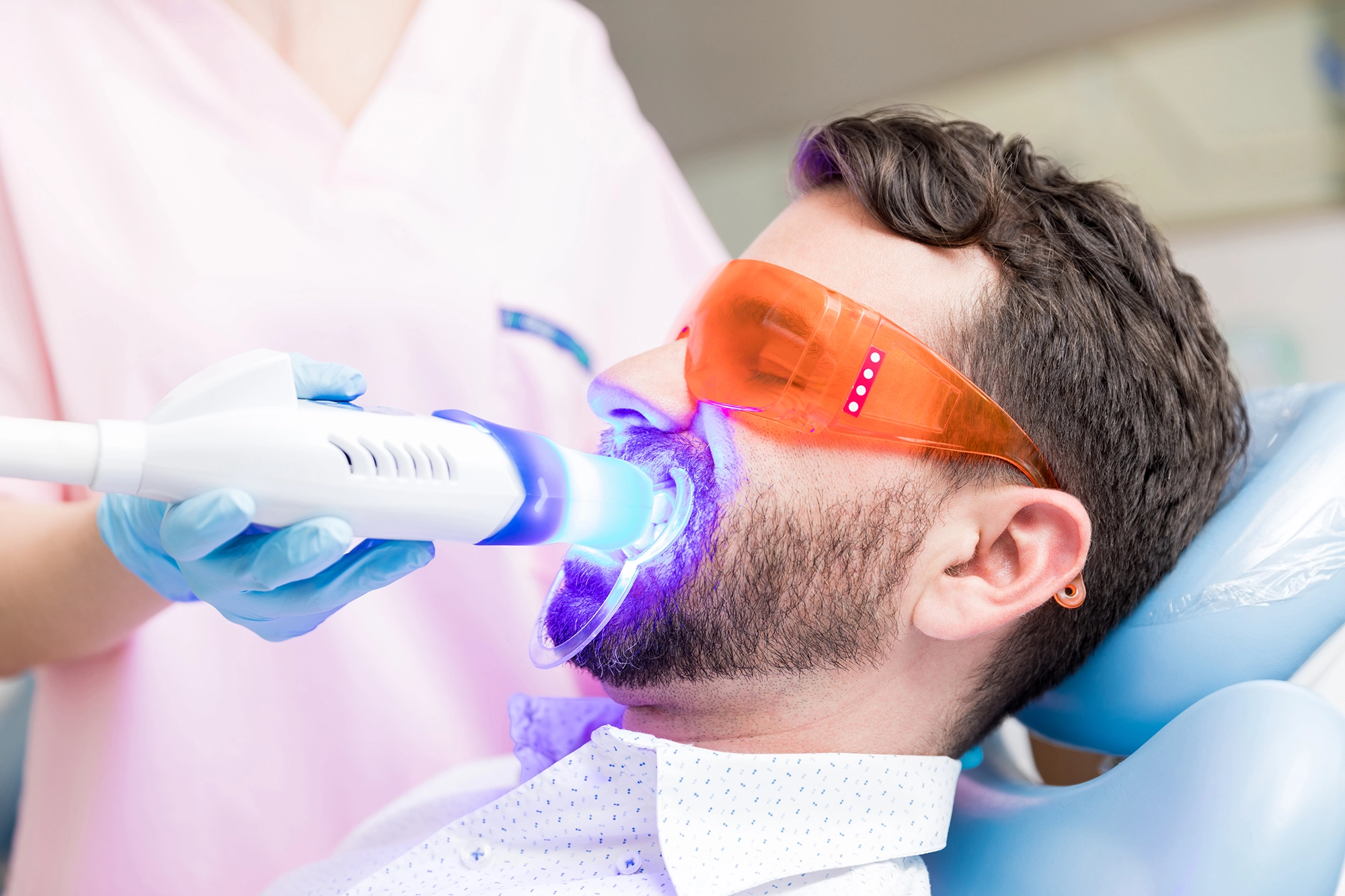 Blanqueamiento dental con luz LED en clínica profesional en Las Palmas de Gran Canaria